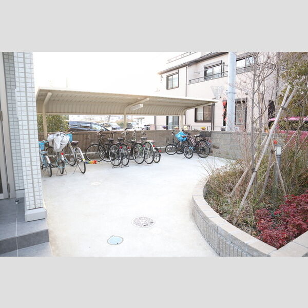 現地周辺 (駐輪場)