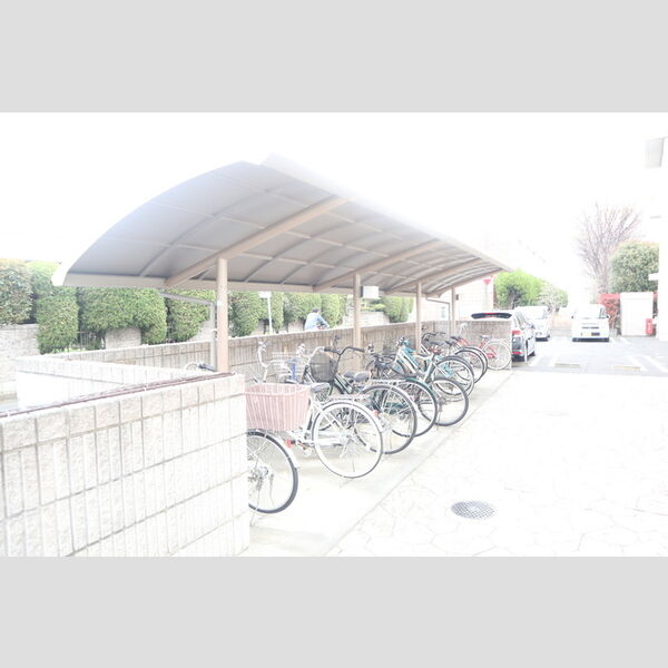 現地周辺 (駐輪場)