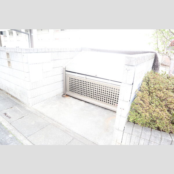 現地周辺 (ゴミストッカー)