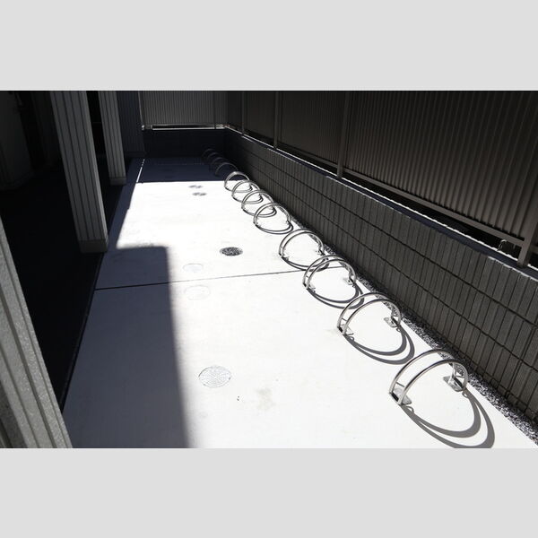 現地周辺 (駐輪場)