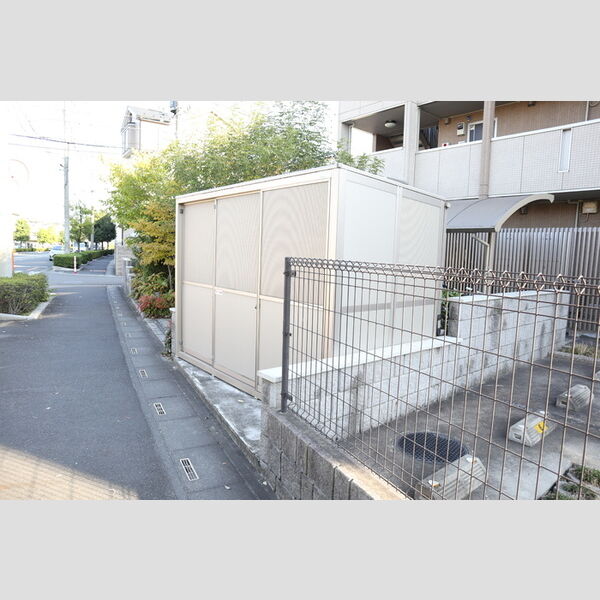 現地周辺 (敷地内ゴミ置き場)