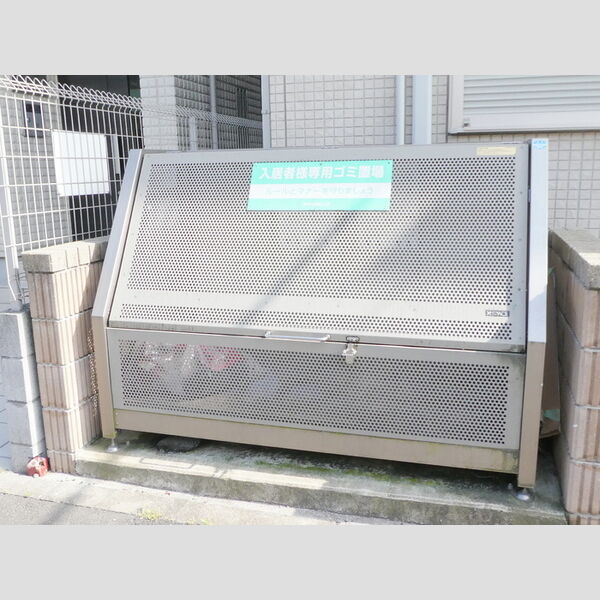 現地周辺 (入居者専用ゴミ置き場)