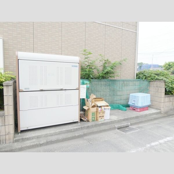 現地周辺 (入居者専用ゴミ置き場)