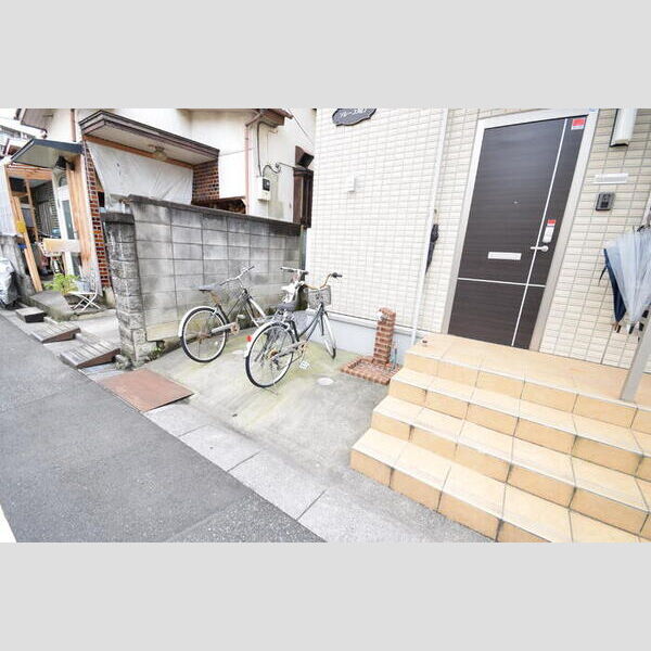 現地周辺 (駐輪場・ペット用足洗い場)