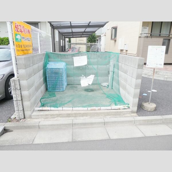 現地周辺 (入居者専用ゴミ置き場)
