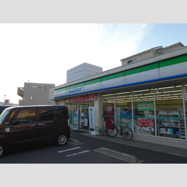 現地周辺 (ファミリーマート　戸田本町一丁目店)