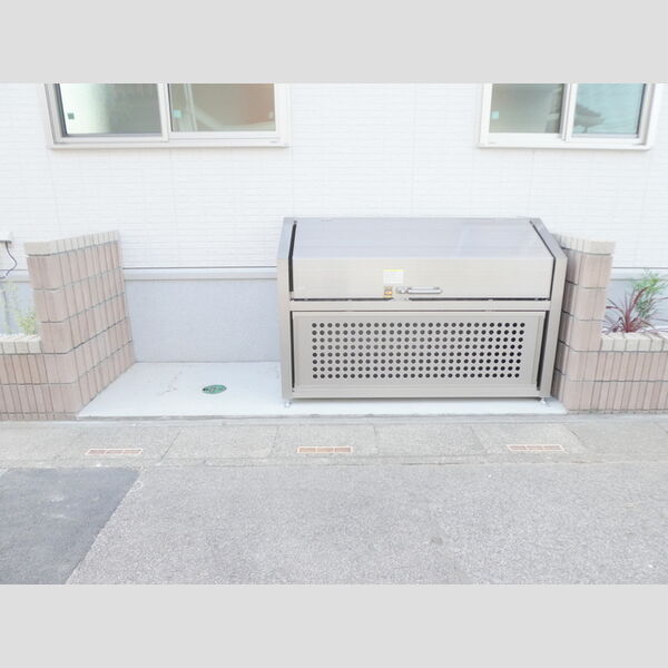 現地周辺 (入居者専用ゴミ置き場)
