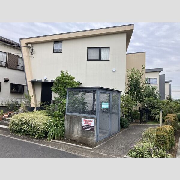 現地周辺 (入居者様専用のゴミストッカー)