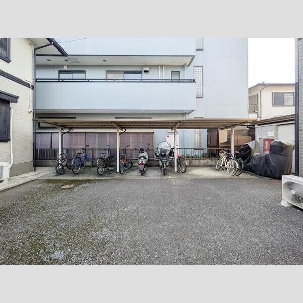 現地周辺 (駐輪場)