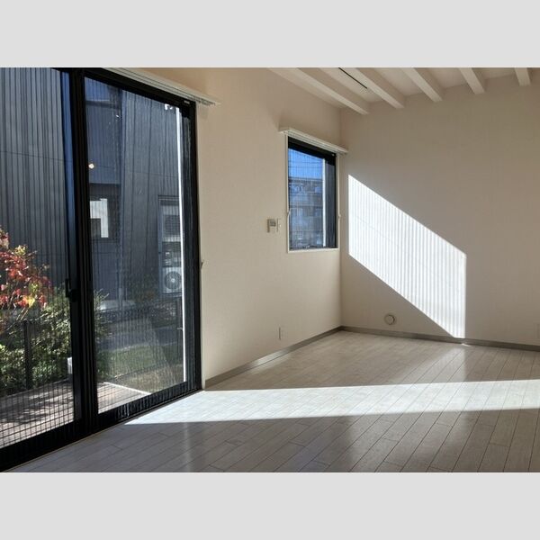 その他 (洋室は可動式収納で区切り2LDKの様にもご利用可能です)