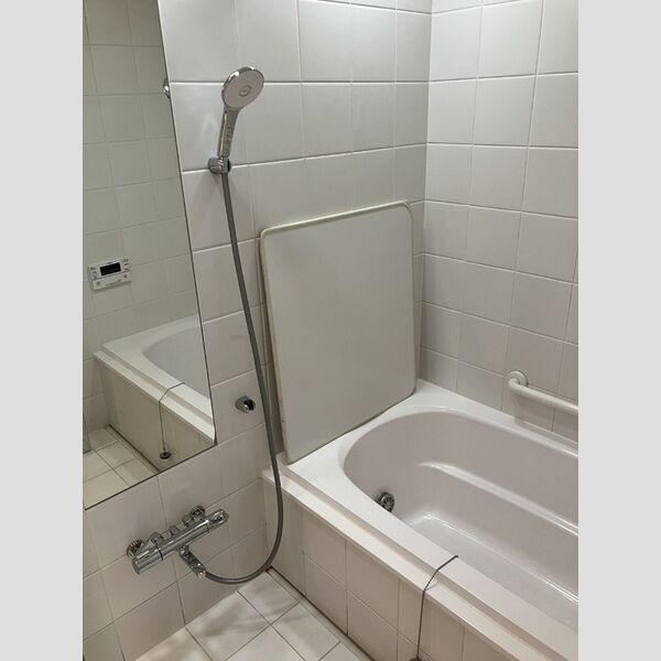 バス (浴室:ホテルライクなガラス&タイル張りです)