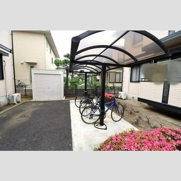 現地周辺 (駐輪場)