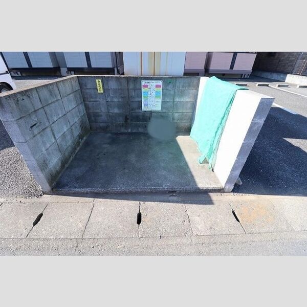 現地周辺 (ゴミ集積場)