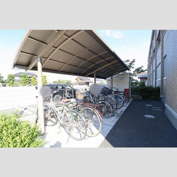 現地周辺 (駐輪場)