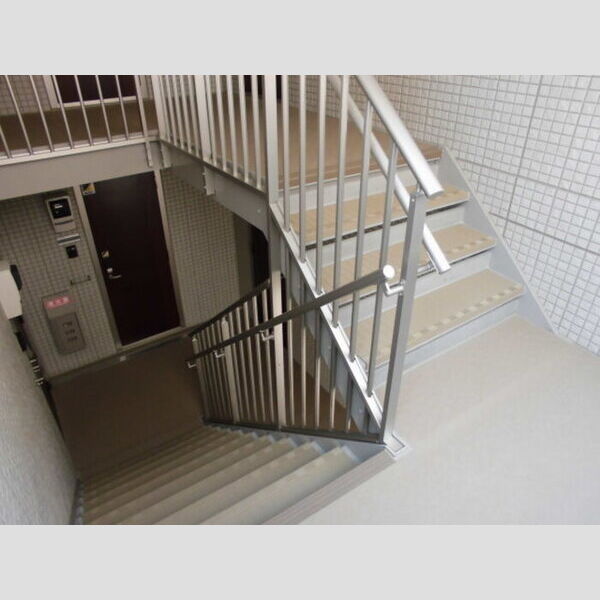 現地周辺 (共用階段)