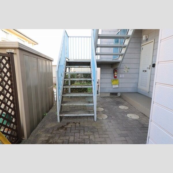 現地周辺 (共用階段)