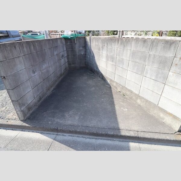 現地周辺 (ゴミ集積所)