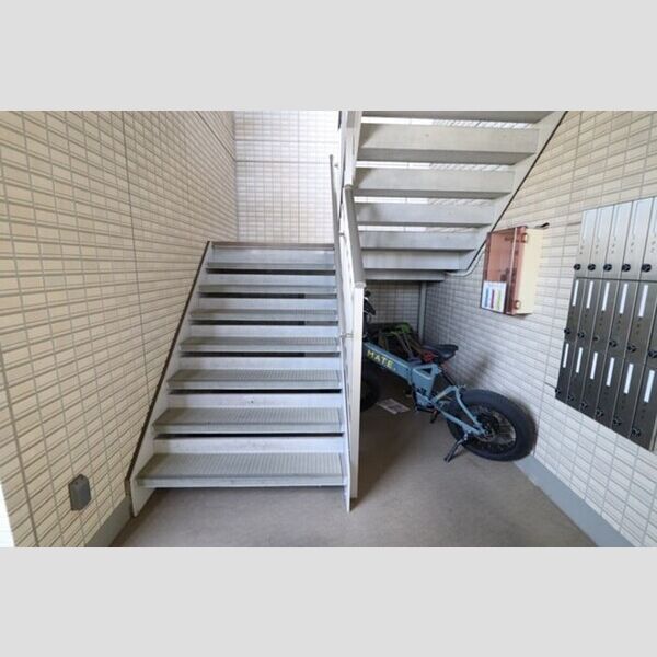 現地周辺 (共用階段)