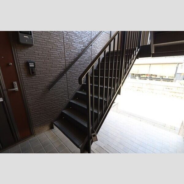 現地周辺 (共用階段)