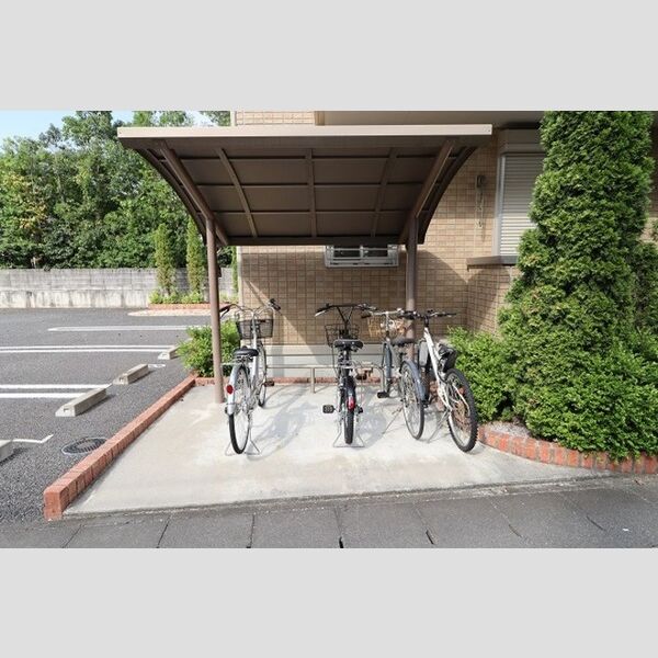 現地周辺 (駐輪場)