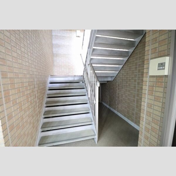 現地周辺 (共用階段)