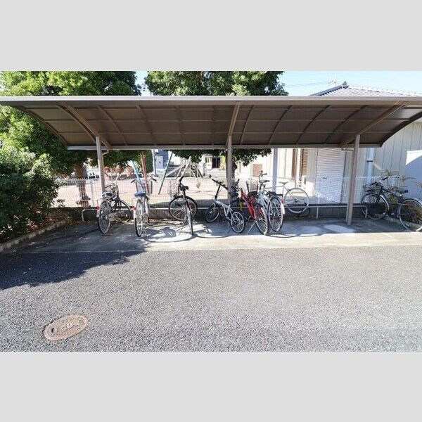 現地周辺 (駐輪場)