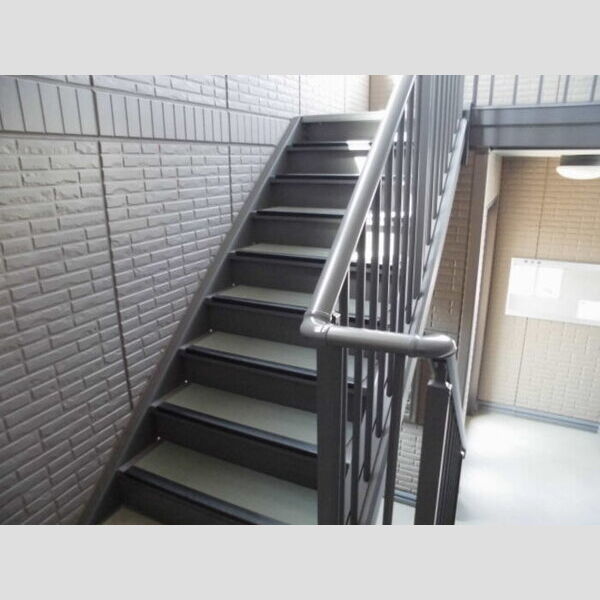 現地周辺 (共用階段)