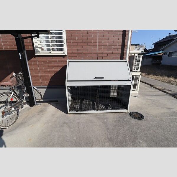 現地周辺 (ゴミ置場)