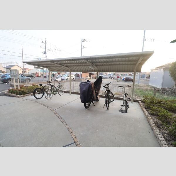 現地周辺 (駐輪場)