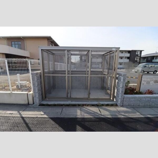 現地周辺 (ゴミ集積場)