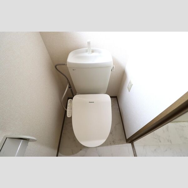 トイレ (トイレ)