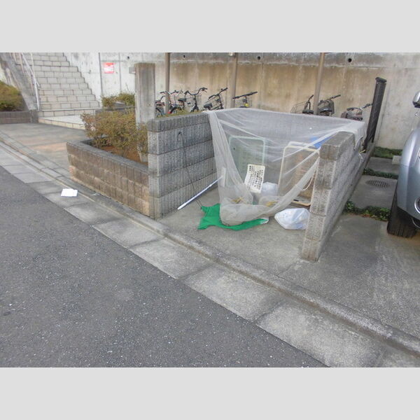 現地周辺 (ごみ置き場)