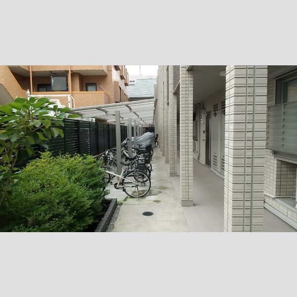 現地周辺 (駐輪場)