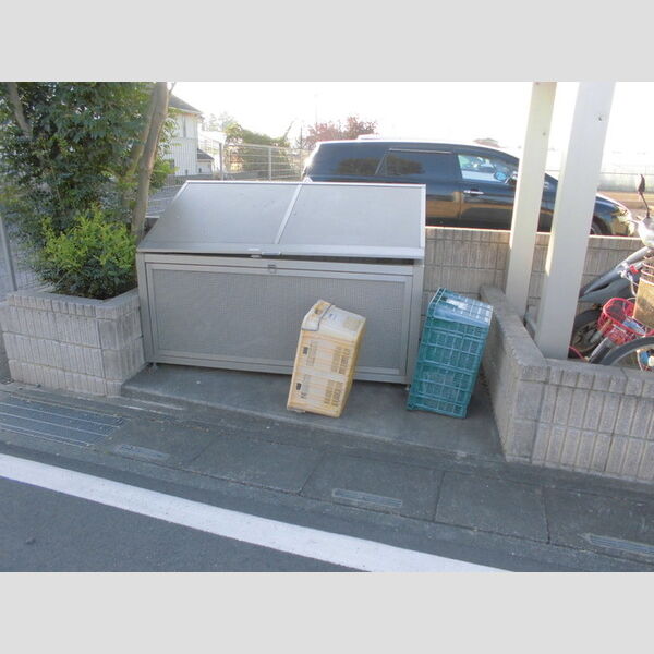 現地周辺 (ゴミ置場)
