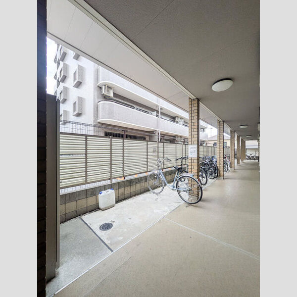 現地周辺 (駐輪場)