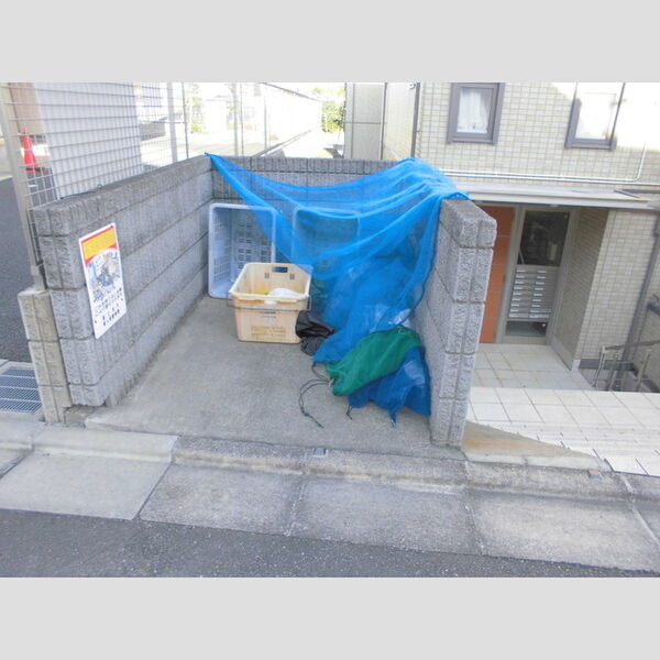 現地周辺 (ゴミ置場)