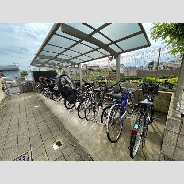 現地周辺 (駐輪場)