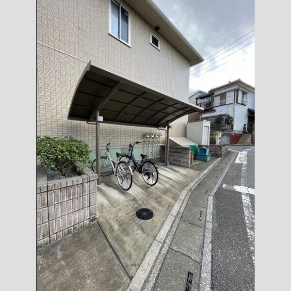 現地周辺 (駐輪場)