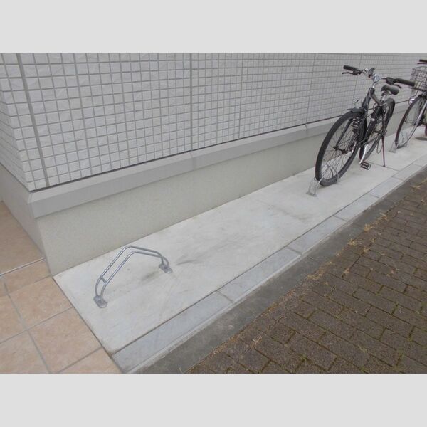 現地周辺 (自転車置き場)