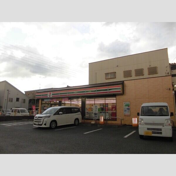 現地周辺 (セブンイレブン(約130m))