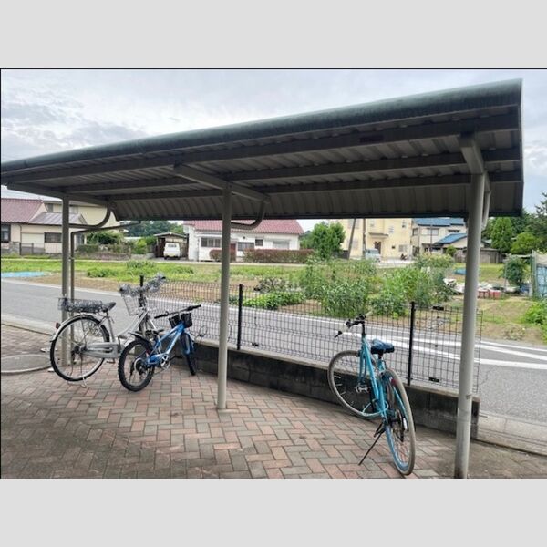 現地周辺 (駐輪場)