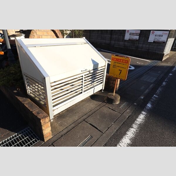 現地周辺 (ゴミ置き場)