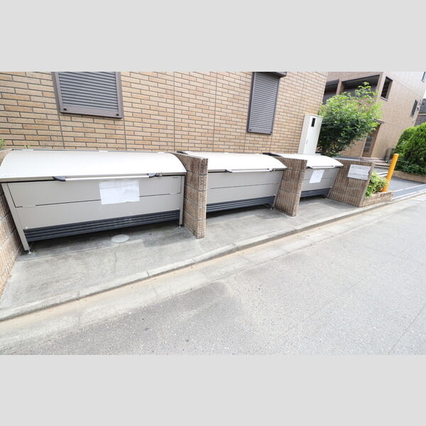 現地周辺 (ごみ置き場)