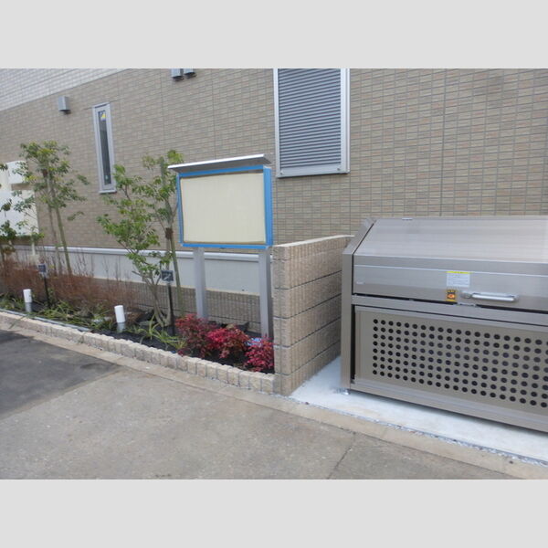 現地周辺 (掲示板・ゴミBOX)