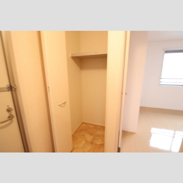 玄関 (玄関横収納)