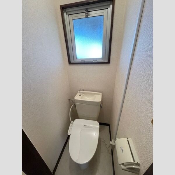 トイレ (温水洗浄便座付き)