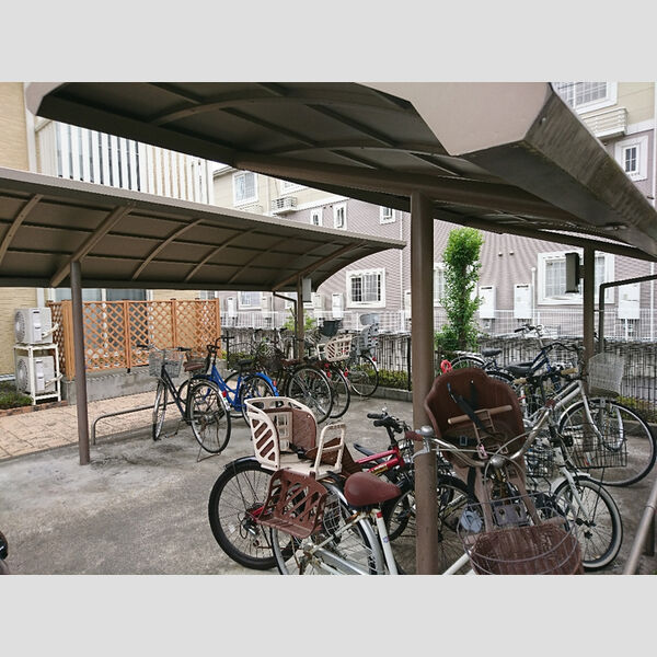 現地周辺 (駐輪場)