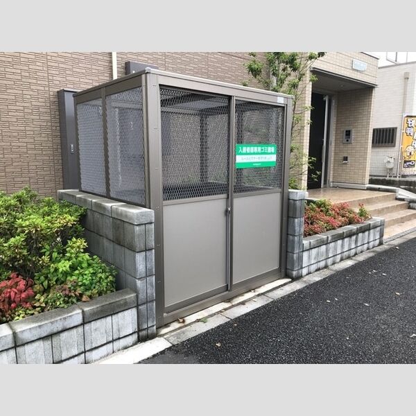 現地周辺 (ゴミストッカー)