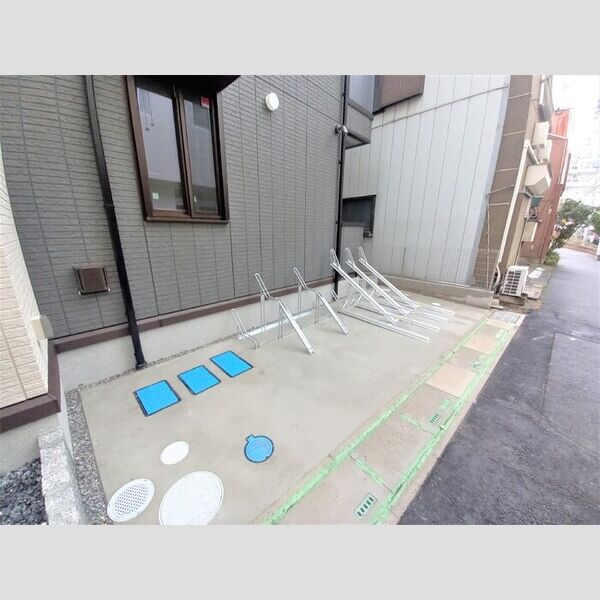 現地周辺 (駐輪場)