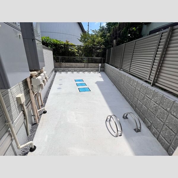 現地周辺 (駐輪場)